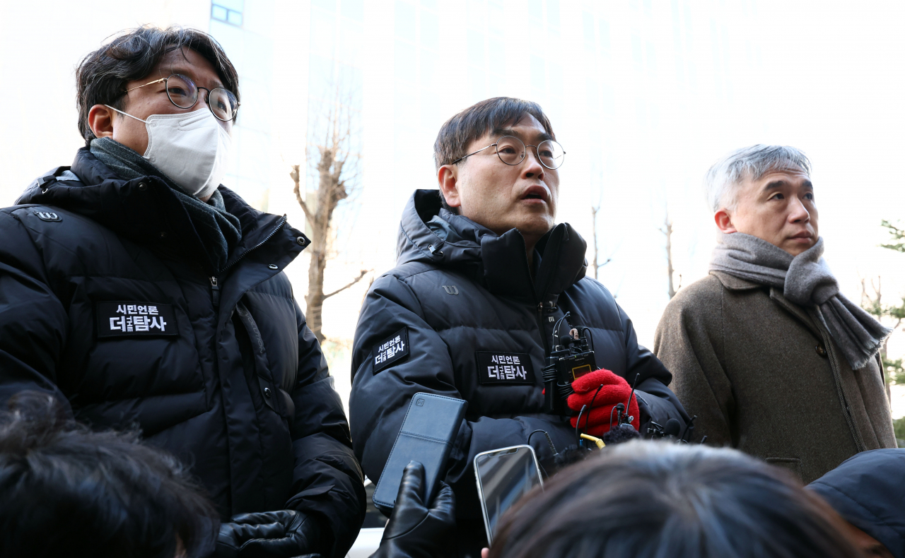 한동훈 법무부 장관의 주거지를 무단 침입한 혐의로 고발당한 유튜브 매체 '시민언론 더탐사'의 강진구 공동대표(가운데)가 14일 오후 서울경찰청 반부패·공공범죄수사대에 조사를 받기 위해 출석하며 기자회견을 하고 있다. [연합]