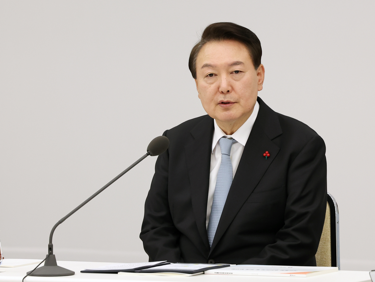 윤석열 대통령이 지난 21일 서울 용산 대통령실 청사에서 열린 국민통합 추진성과 및 전략 보고회에서 발언하고 있다. [연합]