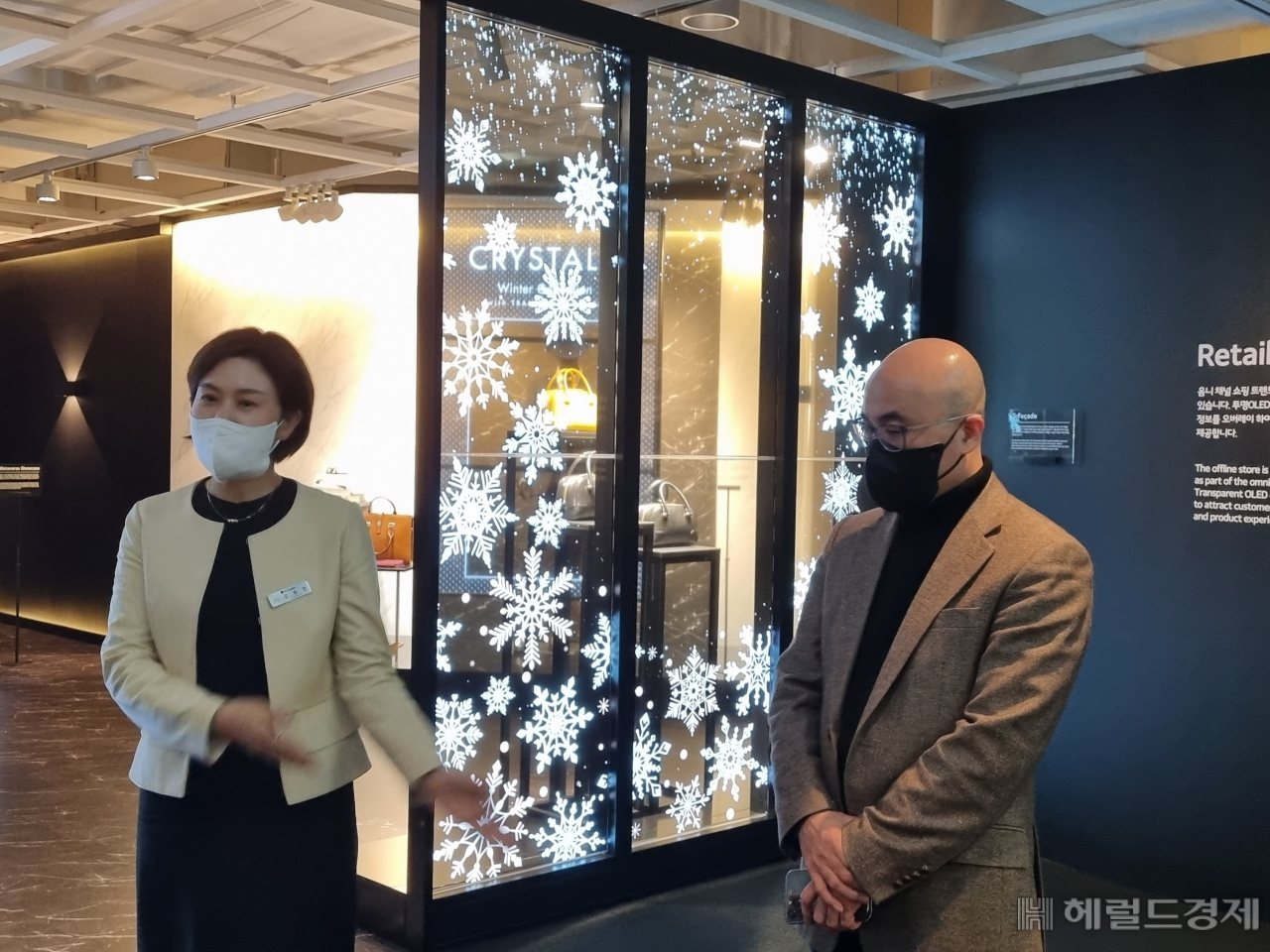 김희연(왼쪽) LG디스플레이 CSO(전무), 여준호 LG디스플레이 SCX그룹장(상무). 김민지 기자