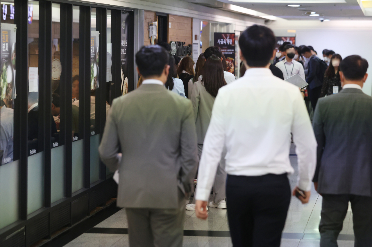 서울 한 식당가 앞이 점심을 먹으려는 직장인들로 붐비고 있다. [연합]