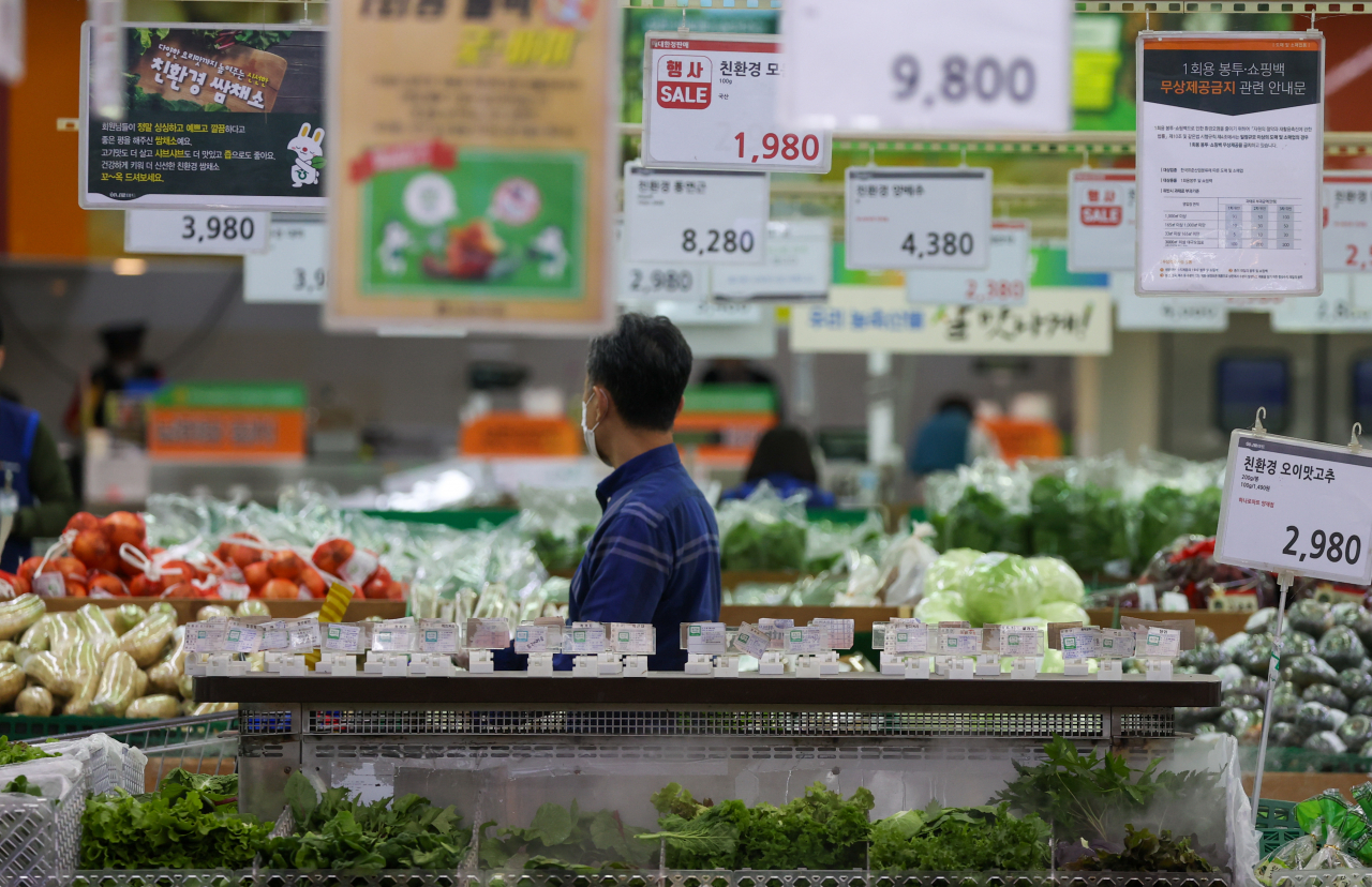 서울 한 슈퍼마켓 판매대를 한 쇼핑객이 지나고 있다. [연합]