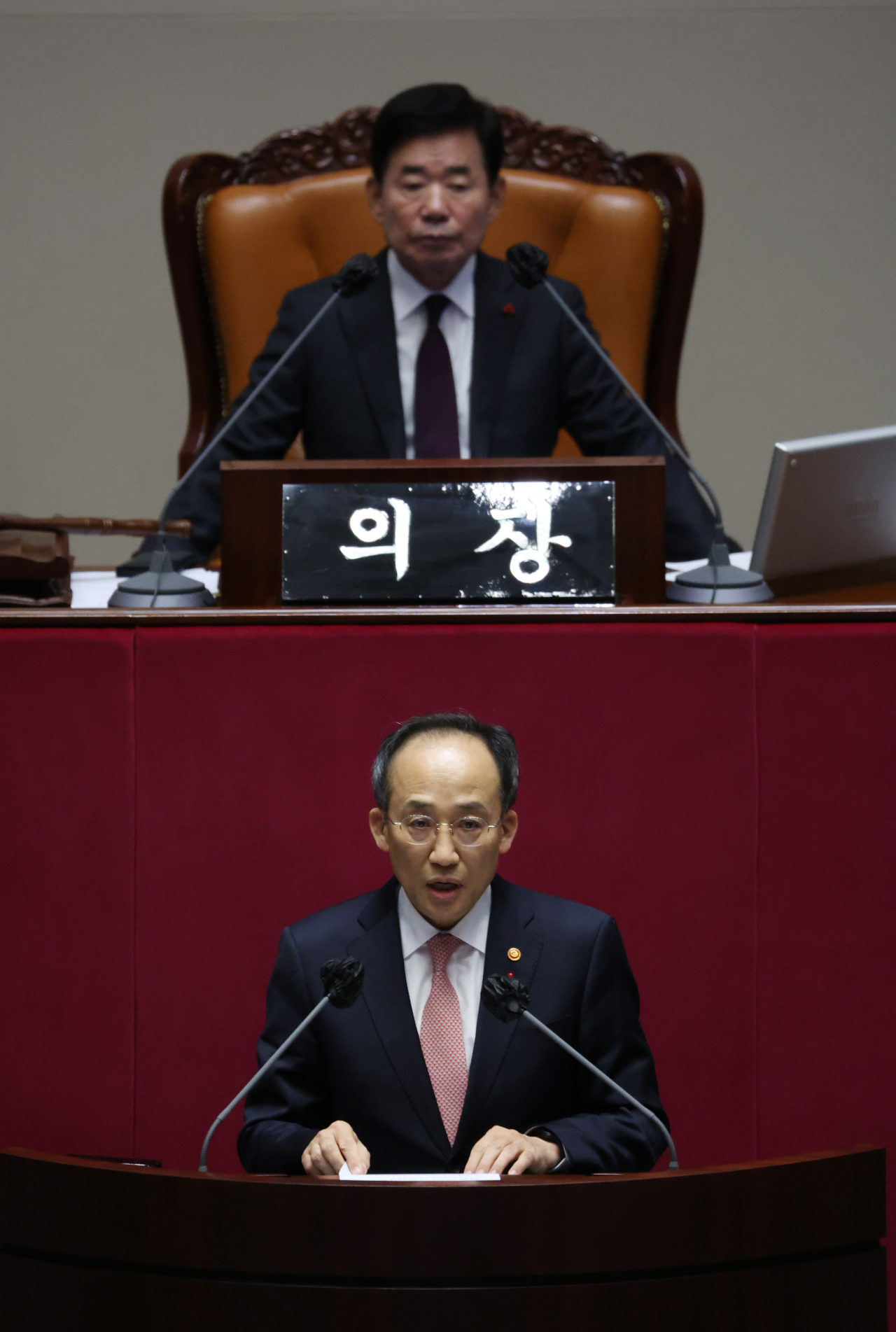 추경호 부총리 겸 기획재정부 장관이 24일 새벽 국회 본회의에서 내년도 예산안에 대한 제안설명을 하고 있다.[연합]