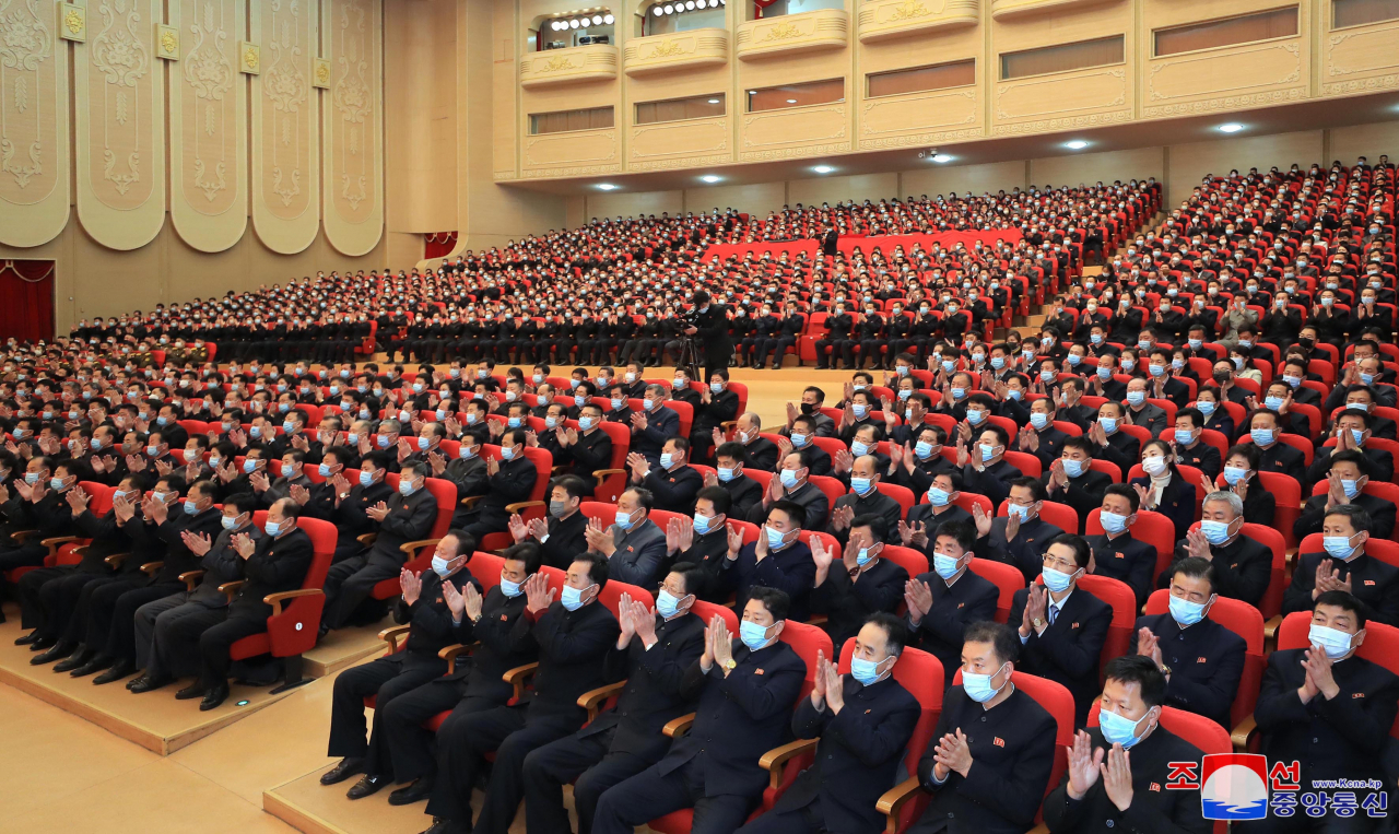 북한 조선중앙통신은 23일 사회주의헌법 제정 50주년을 맞아 중앙연구토론회가 지난 22일 봉화예술극장에서 진행됐다고 보도했다. [국내에서만 사용가능. 재배포 금지. For Use Only in the Republic of Korea. No Redistribution] 연합뉴스