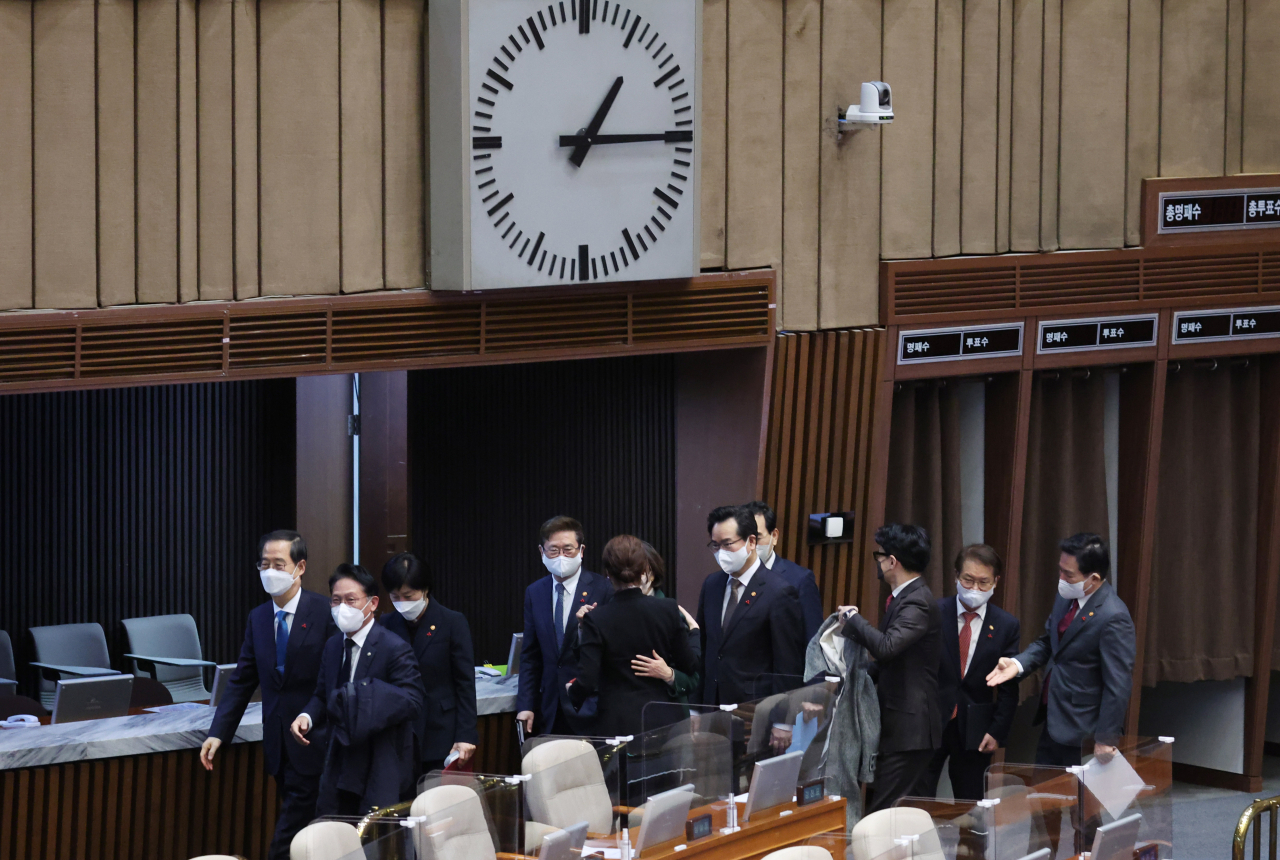 한덕수 국무총리가 24일 새벽 내년도 예산안 국회 본회의 통과 뒤 국무위원들과 퇴장하고 있다. [연합]