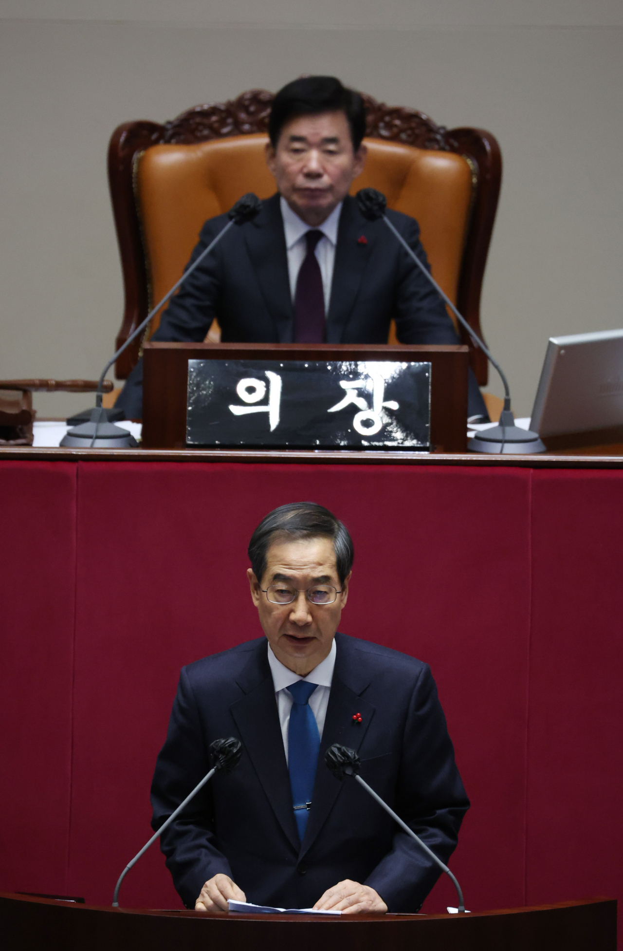 한덕수 국무총리가 24일 새벽 국회 본회의에서 2023년도 예산안에 대한 수정안 의결 통과에 대한 정부 측 인사를 하고 있다.[연합]