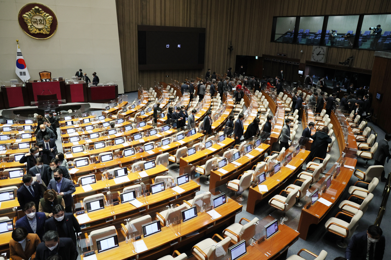 24일 새벽 내년도 예산안 통과 뒤 산회가 선포되자 여야 의원들이 국회 본회의장을 나서고 있다 . [연합]