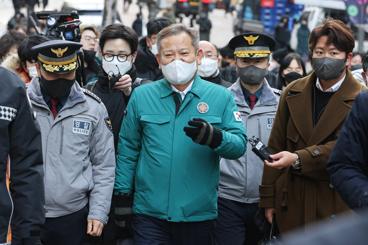 이상민 행정안전부 장관이 23일 오후 서울 중구 명동거리에서 연말 명동 인파대비 안전관리 실태점검을 하고 있다. [연합]