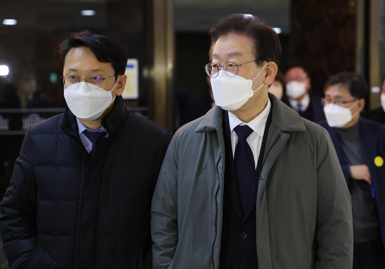이재명 더불어민주당 대표와 천준호 대표비서실장이 24일 국회 본회의에서 2023년도 예산안이 의결 통과된 뒤 본회의가 끝난 뒤 본회의장을 나서고 있다. [연합]