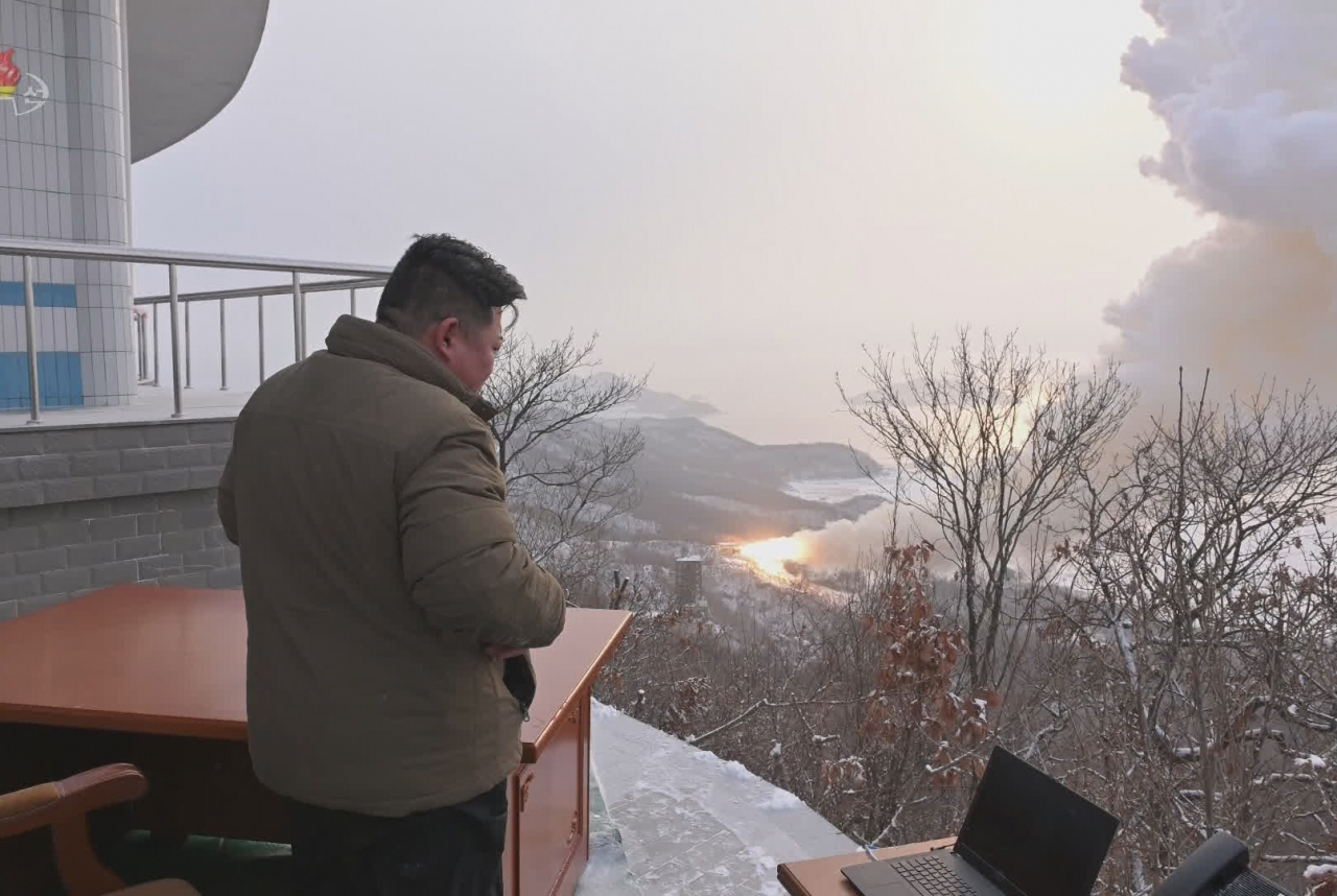 북한이 고체연료를 사용하는 신형 대륙간탄도미사일(ICBM)을 개발하기 위한 것으로 보이는 고출력 로켓엔진 시험에 성공했다고 밝혔다. [조선중앙TV 화면]