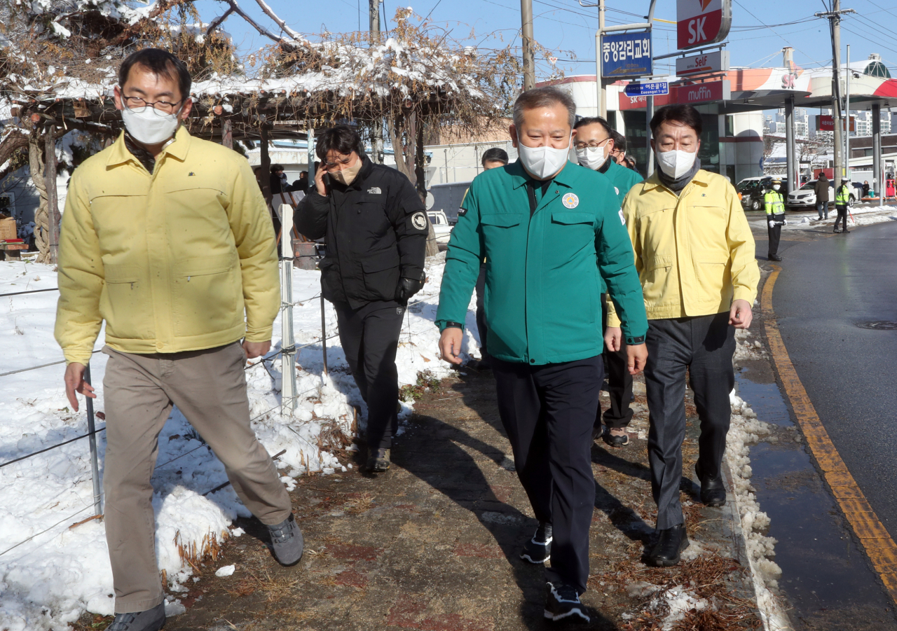 이상민 행정안전부 장관이 24일 폭설이 내렸던 전북 전주시의 어은터널 인근을 찾아 우범기 전주시장과 함께 현장을 둘러보고 있다. [연합]
