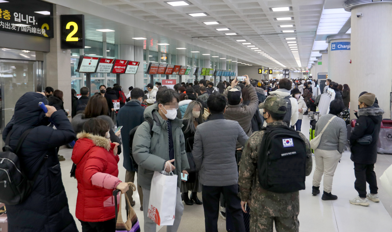 강풍과 폭설로 마비됐던 제주공항 항공편 운항이 재개된 24일 제주국제공항 대합실이 발권하거나 탑승권을 구하려는 승객 등으로 북적이고 있다. [연합]
