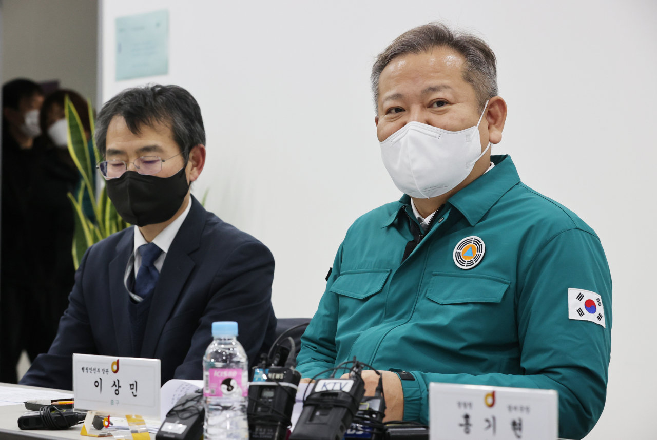 이상민 행정안전부 장관이 23일 오후 서울 중구 명동 엠플라자에서 열린 연말 명동 인파대비 안전관리 실태점검 간담회에 참석하고 있다. [연합]