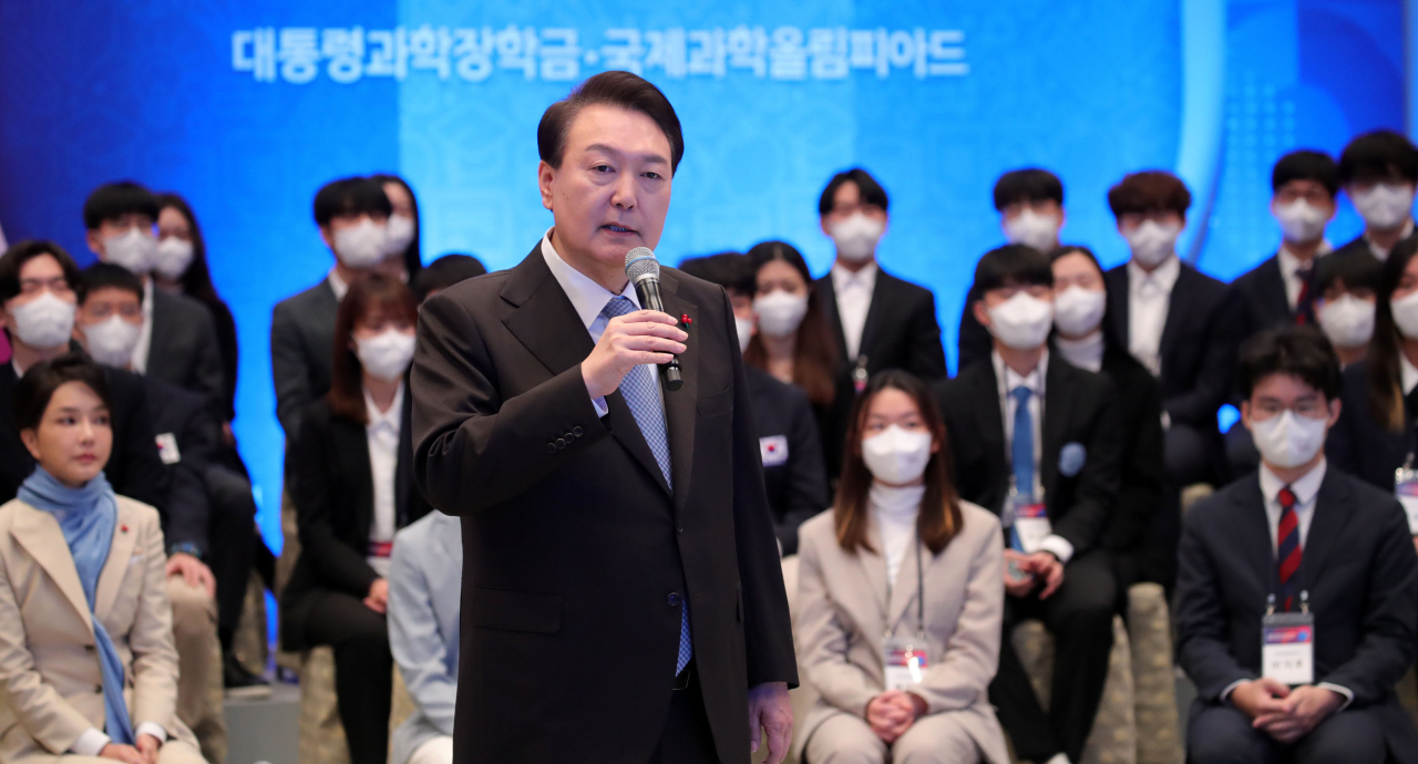 윤석열 대통령이 22일 청와대 영빈관에서 열린 '미래 과학자와의 대화'에서 대통령 과학 장학생과 국제 과학올림피아드 수상자 등 참석자들을 격려하고 있다. [연합]