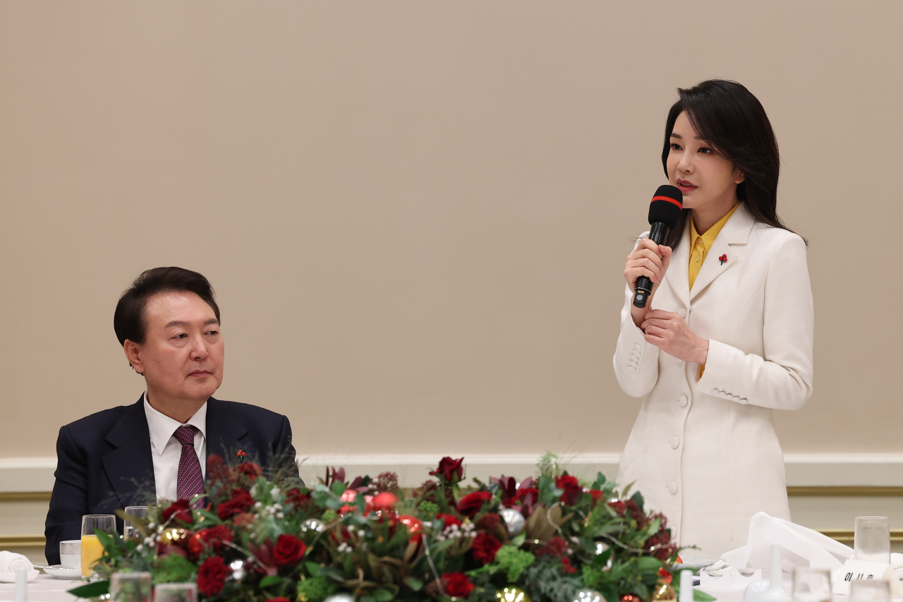 윤석열 대통령과 김건희 여사가 지난 23일 청와대 영빈관에서 열린 보호아동·자립준비청년과 함께하는 크리스마스 행사에 참석하고 있다. [연합]
