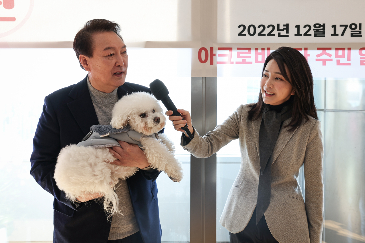 윤석열 대통령과 김검희 여사가 반려견 ‘써니’와 함께 지난 17일 서울 서초동 아크로비스타 사저를 찾아 주민들에게 감사 인사를 전하고 있다. [대통령실 제공]