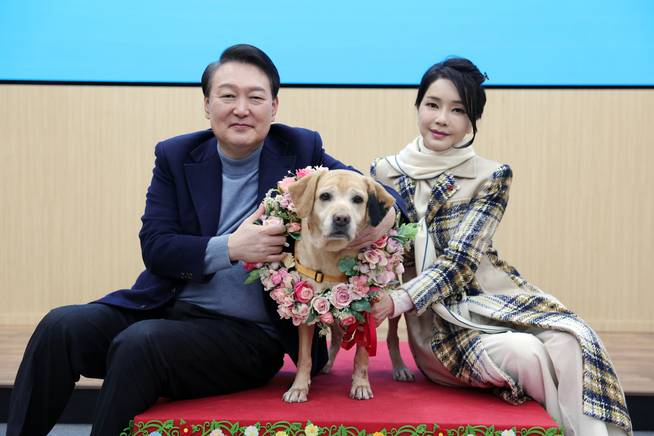 尹대통령 부부, 11번째 가족으로 은퇴 안내견 ‘새롬이’ 분양