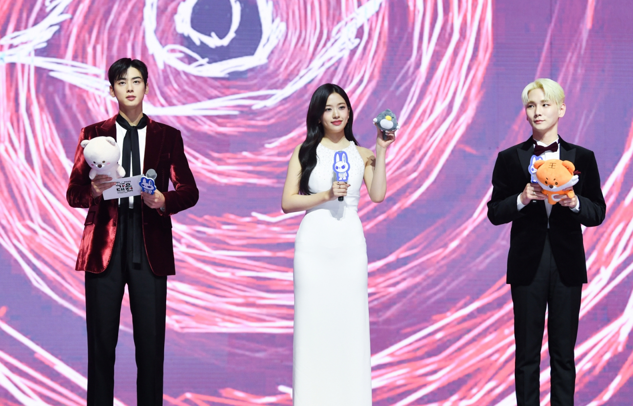 SBS 가요대전에서 글로벌 K-팝 팬들의 환호에 답하는 차은우, 안유진, 키