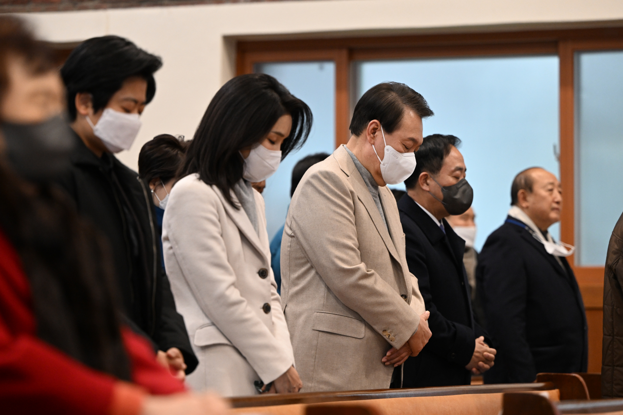 윤석열 대통령과 김건희 여사가 25일 서울 성북구 영암교회에서 성탄절 예배를 드리고 있다. [연합]
