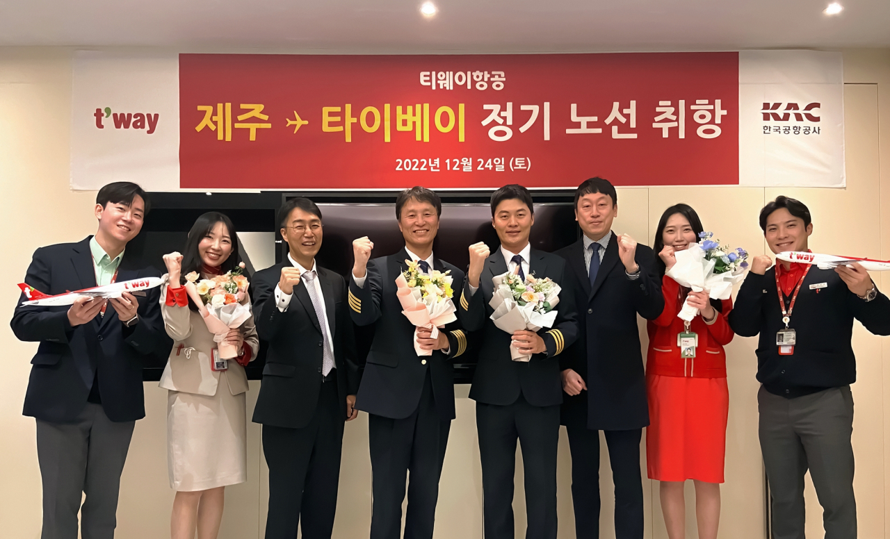 티웨이항공 임직원들이 신규노선 취항 기념사진을 찍고 있다. [티웨이항공 제공]