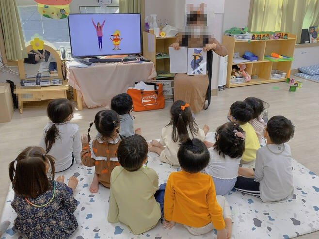 정부가 유아교육과 보육의 통합(유보통합)을 추진하는 가운데, 장애아동 대상 특수교육은 다양한 기관에서 역할을 담당하고 있어 세심한 정책이 필요하다는 목소리가 나온다. 어린이집에서 수업하는 모습.[헤럴드DB]