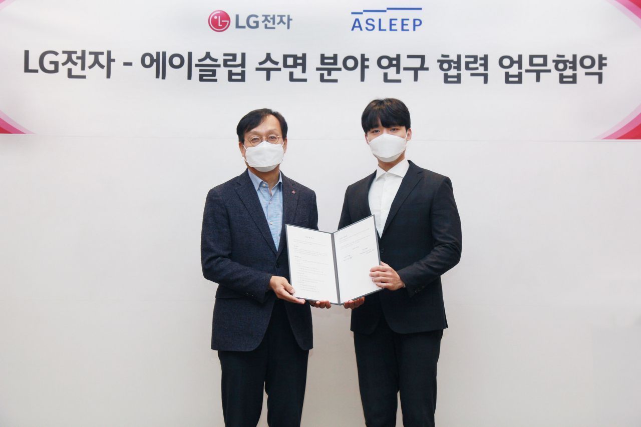 23일 서울 금천구에 위치한 LG전자 가산R&D캠퍼스에서 오세기(왼쪽) LG전자 H&A연구센터장 부사장과 이동헌 에이슬립 대표가 참석한 가운데 ‘수면 분야 연구 협력’을 위한 업무협약(MOU)을 체결했다.[LG전자 제공]