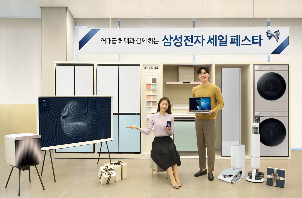 삼성전자가 내년 1월 1일부터 2월 12일까지 ‘삼성전자 세일 페스타’를 진행한다고 26일 밝혔다. 삼성전자 모델이 삼성 디지털프라자 서초본점에서 '삼성전자 세일 페스타'를 소개하고 있다. [삼성전자 제공]