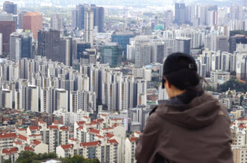 서울 시내에서는 초대형평수 아파트를 중심으로 신고가 거래가 나타나고 있다. [연합]