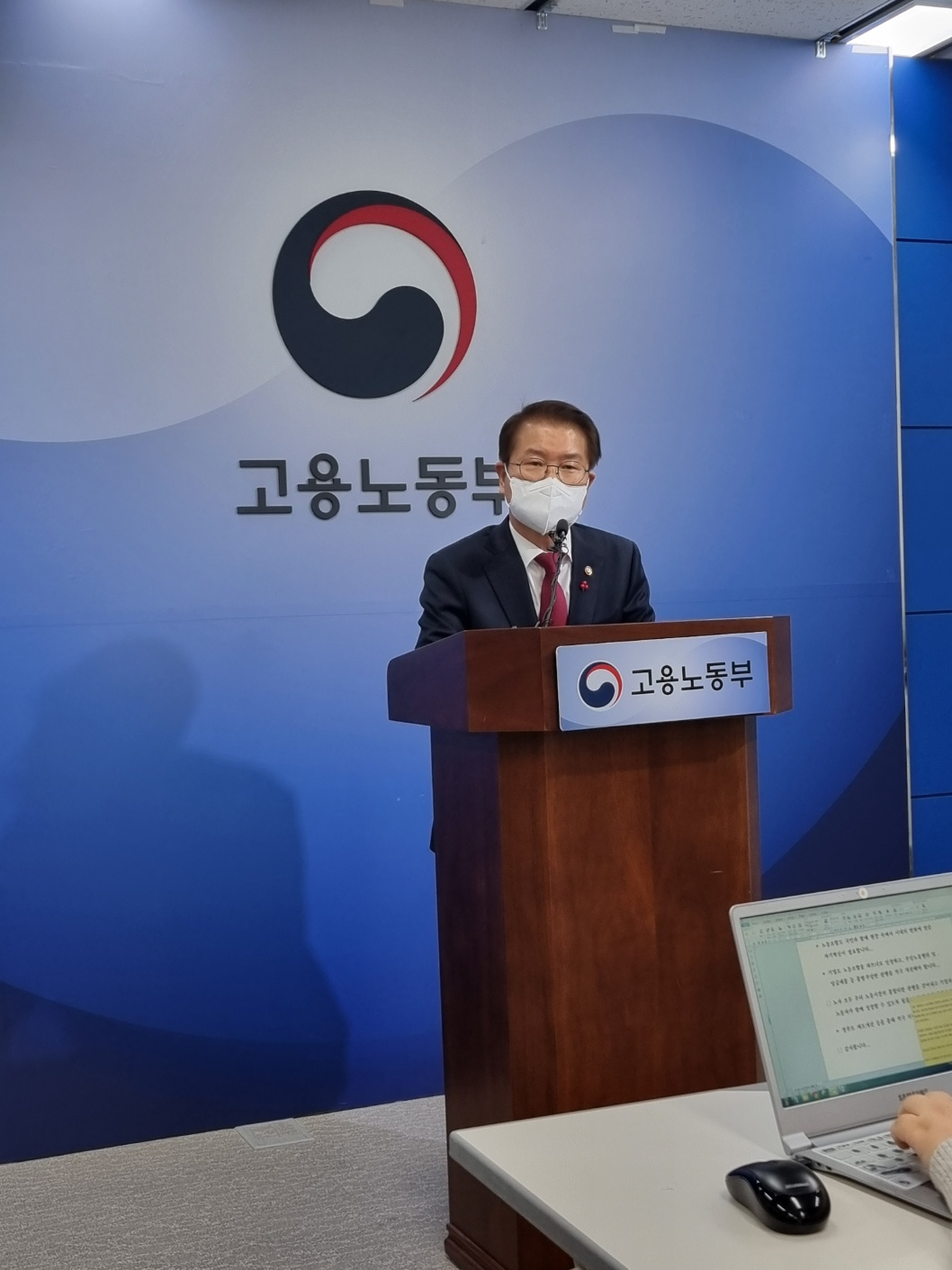 이정식 고용노동부 장관이 26일 정부세종청사에서 '노동조합의 재정 투명성'에 대해 브리핑하고 있다. 이 장관은 "노조 재정이 투명하게 관리되고 공개되는지에 대한 국민의 불신은 커지고 있으며 '깜깜이 회계'라는 말까지 나오고 있다"며 "필요한 제도 개선도 적극 추진하겠다"고 말했다. [사진=김용훈 기자]
