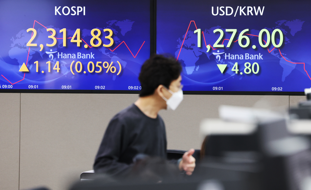 26일 서울 명동 하나은행에서 직원들이 증시 및 환율 지수를 모니터 하고 있다. 이날 코스피 지수는 전장보다 1.15포인트(0.05%) 내린 2,312.54로 출발해 2,310대에서 소폭 오르내리고 있다. [연합]