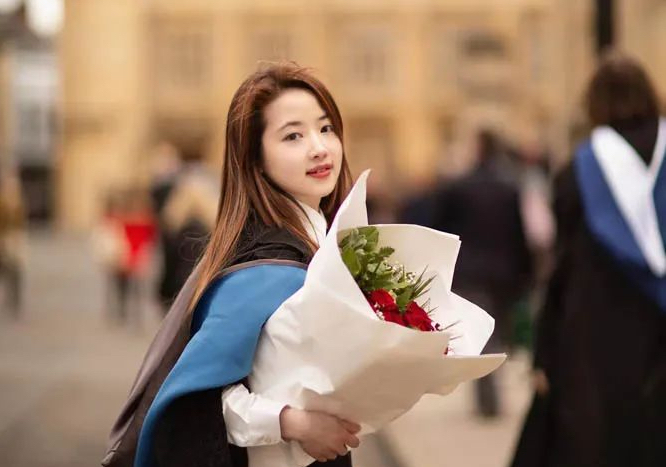옥스포드 학생 같지 않다는 이유로 온라인 악플에 시달렸던 케이트 주원치의 졸업사진. [웨이보 @katekate朱朱]