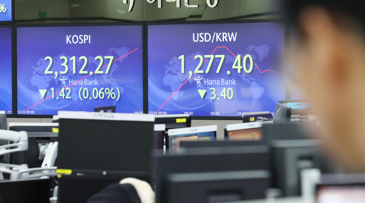 26일 서울 명동 하나은행에서 직원들이 증시 및 환율 지수를 모니터 하고 있다. 연합뉴스