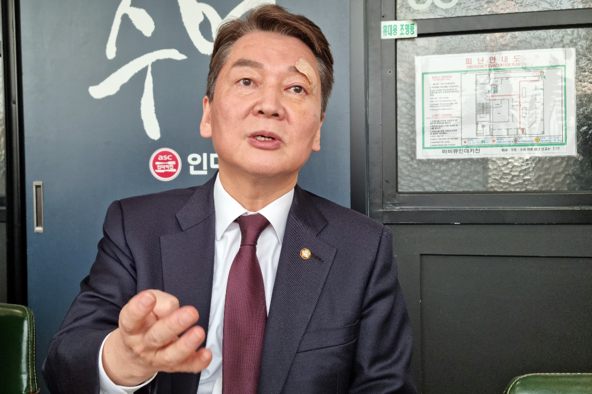 당권 도전에 나선 안철수 국민의힘 의원이 26일 대전을 방문해 기자들을 만나 전당대회 관련 자신의 생각을 밝히고 있다. 연합뉴스