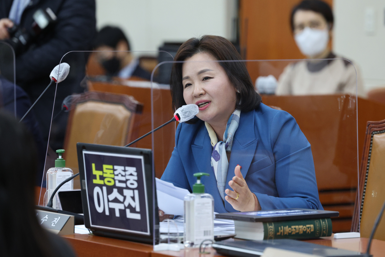 이수진 더불어민주당 의원이 26일 오후 국회에서 열린 환노위 고용노동법안심사소위원회에서 발언하고 있다. [연합]
