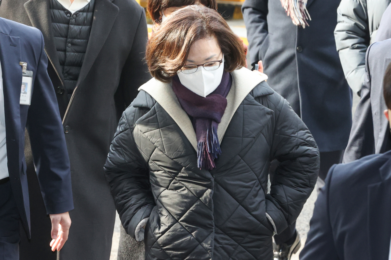 박희영 용산구청장이 구속 전 피의자심문(영장실질심사) 출석을 위해 서울 마포구 서울서부지방법원으로 들어서고 있다. 박 구청장은 지난 10월 29일 발생한 이태원 참사 관련 업무상과실치사상 혐의로 입건됐다. 이태원 참사 경찰 특별수사본부는 박 구청장이 수사를 앞두고 휴대전화를 교체하는 등 증거인멸 정황을 구속사유로 영장에 적시했다. [연합]