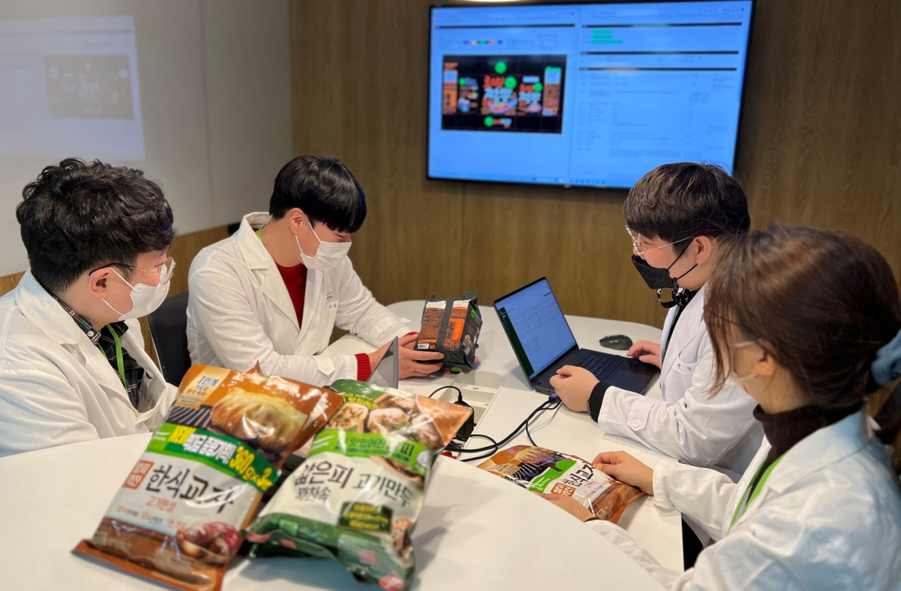 풀무원 임직원들이 '식품표시사항 자동완성 플랫폼'을 활용해 제품 패키지에 디자인된 내용을 검토하고 있다. [풀무원 제공]