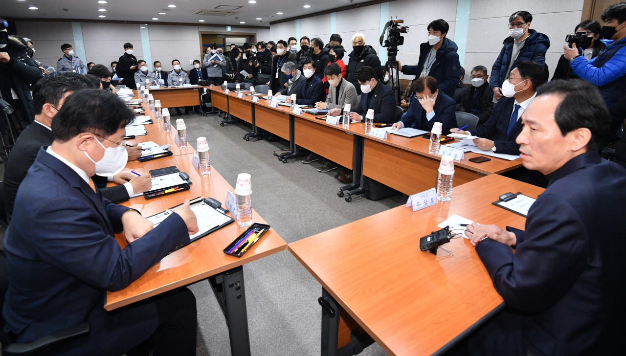 이태원 참사 국정조사특별위원회 우상호 위원장과 특조위원들이 지난 21일 오후 서울 종로구 서울경찰청 회의실에서 질의응답하고 있다. [연합]