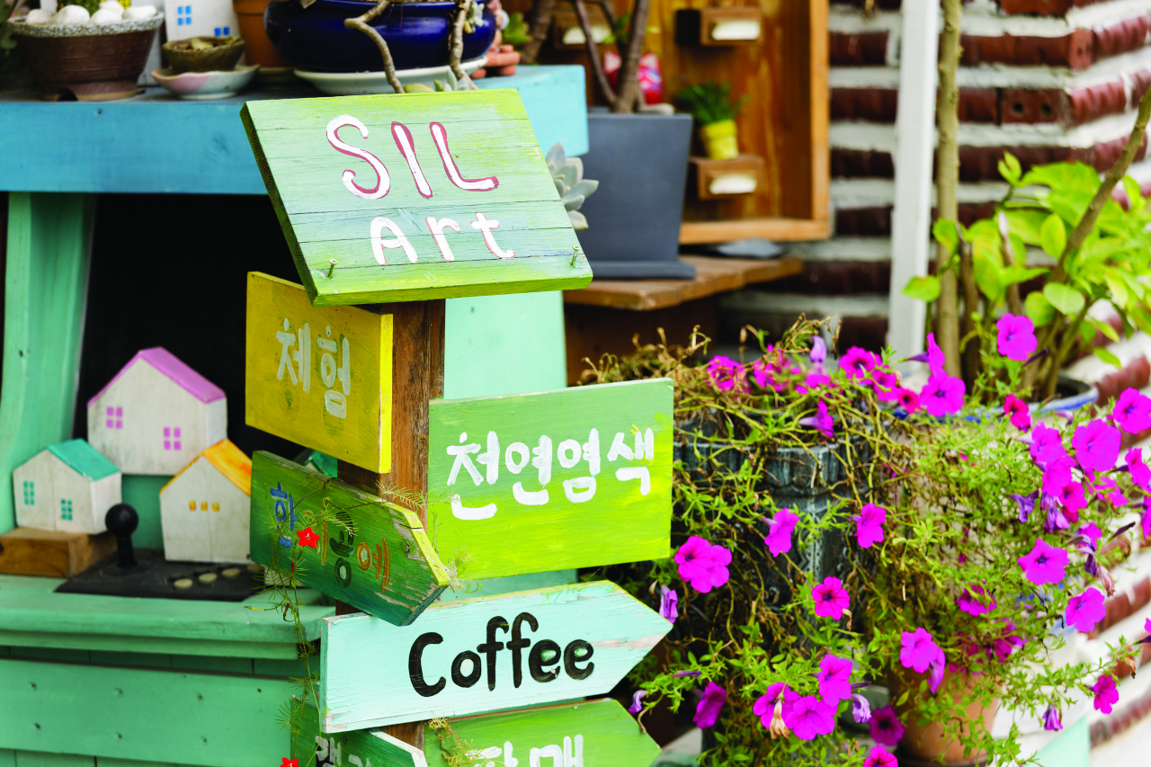 농림축산식품부는 농촌의 서비스 제공 주체로서 ‘사회적농장’과 ‘지역 서비스공동체’를 육성하는 사회적농업 활성화 지원 사업을 실시하고 있다. 농업 활동을 통해 장애인, 고령자 등 사회적 약자에게 돌봄·교육·고용 등 다양한 서비스를 제공함으로써, 사회 통합과 자립에 큰 역할을 하고 있다는 평가다. [한국농어촌공사 제공]