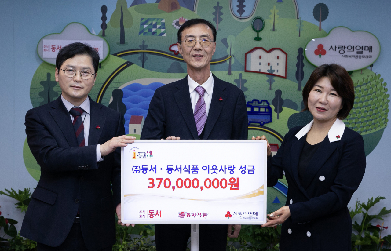 20일 서울 중구 사회복지공동모금회에서 열린 성금 기탁식. 왼쪽부터 김대우 동서 관리부장, 최상인 동서식품 홍보상무, 김경희 공동모금회 사회공헌본부장이 기념촬영을 하고 있다. [동서식품 제공]