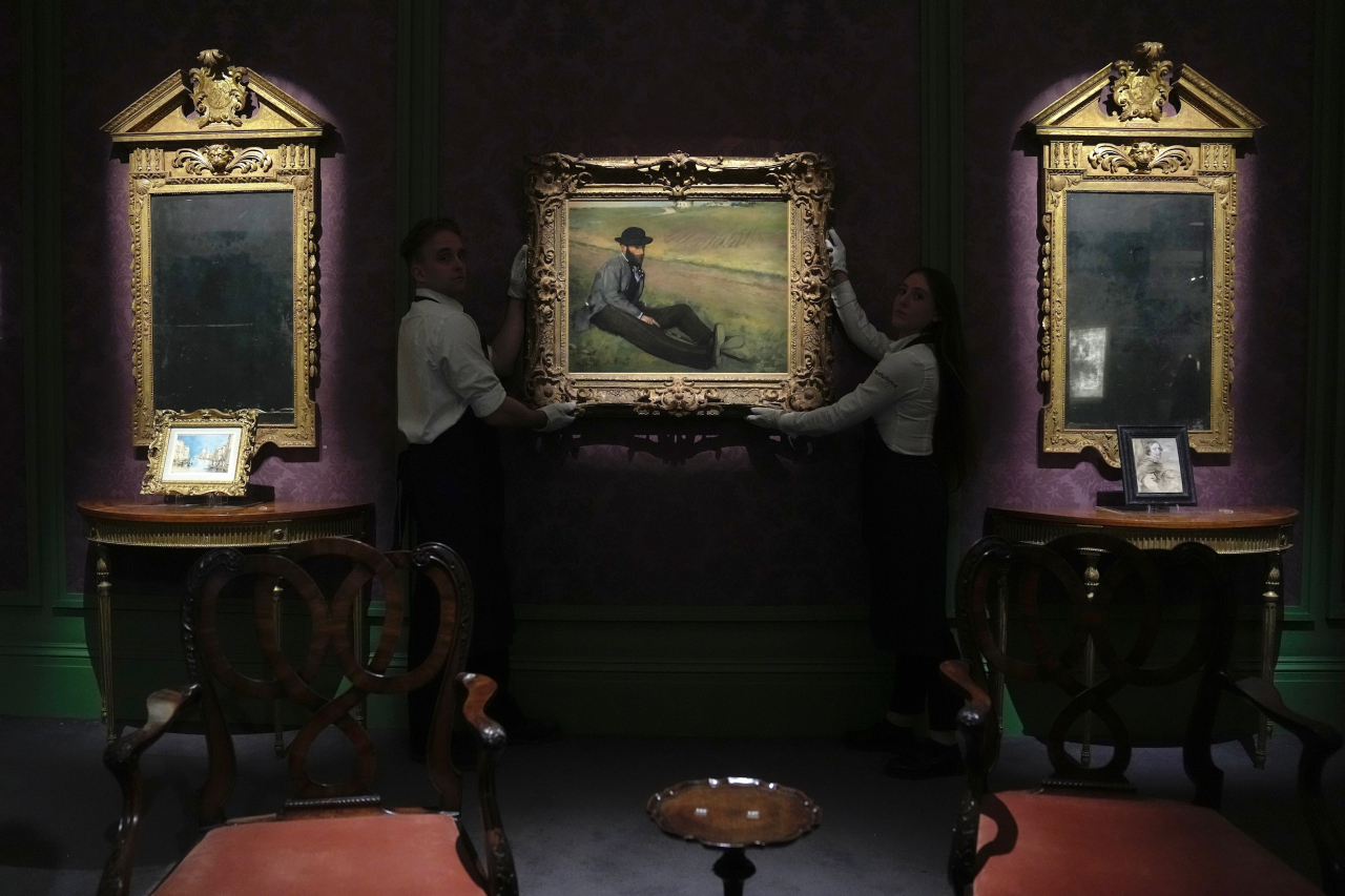 프랑스 화가 에드가 드가의 1874년작 ‘유진 마네(Eugene Manet)’를 들고 있는 소더비 직원들. 조셉 호퉁 경의 컬렉션 중 하나로 12월 런던 경매에 출품됐다. [AP연합]