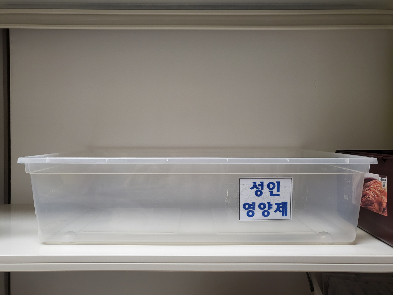 지난 23일 찾은 서울 관악구 베이비박스 건물 창고. 분유와 젖병 등 필수품 보관 선반은 소량 쌓여있고 영양제 등 추가 지원 물품 보관장소는 텅 비어있다. [박지영 기자]