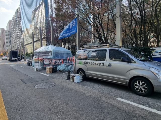 지난 19일 서울 서초구 삼성본사 인근에 고(故) 정우형 대책위원회와 삼성전자서비스해복투에서 설치한 천막 모습. 차량에 부착된 스피커에서 연일 큰 소리가 울려 퍼지기도 했다. 김영철 기자