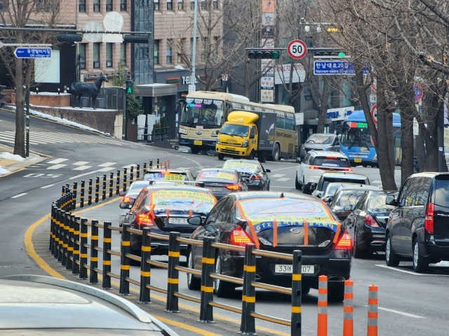 시위 문구가 적힌 게시물을 부착한 승용차가 도로를 줄지어 달리고 있는 모습. 은마아파트 재건축추진위원회 측의 요구·주장과 같은 내용을 담고 있다. [독자 제공]