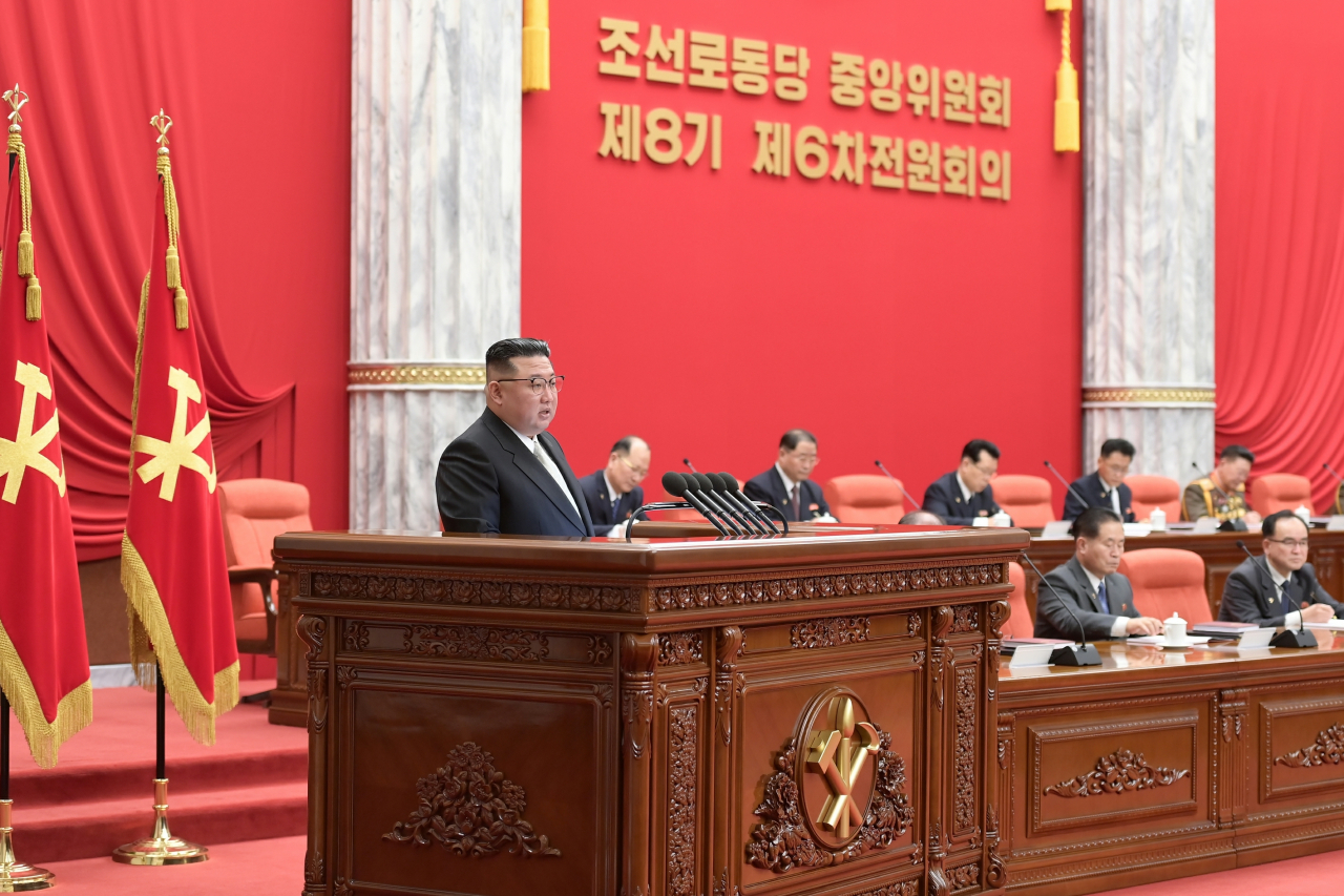 북한 노동당 기관지 노동신문은 27일 당 중앙위원회 8기 6차 전원회의가 전날 김정은 국무위원장 사회로 당 중앙위 본부청사에서 열렸다고 보도했다. [평양 노동신문=뉴스1]