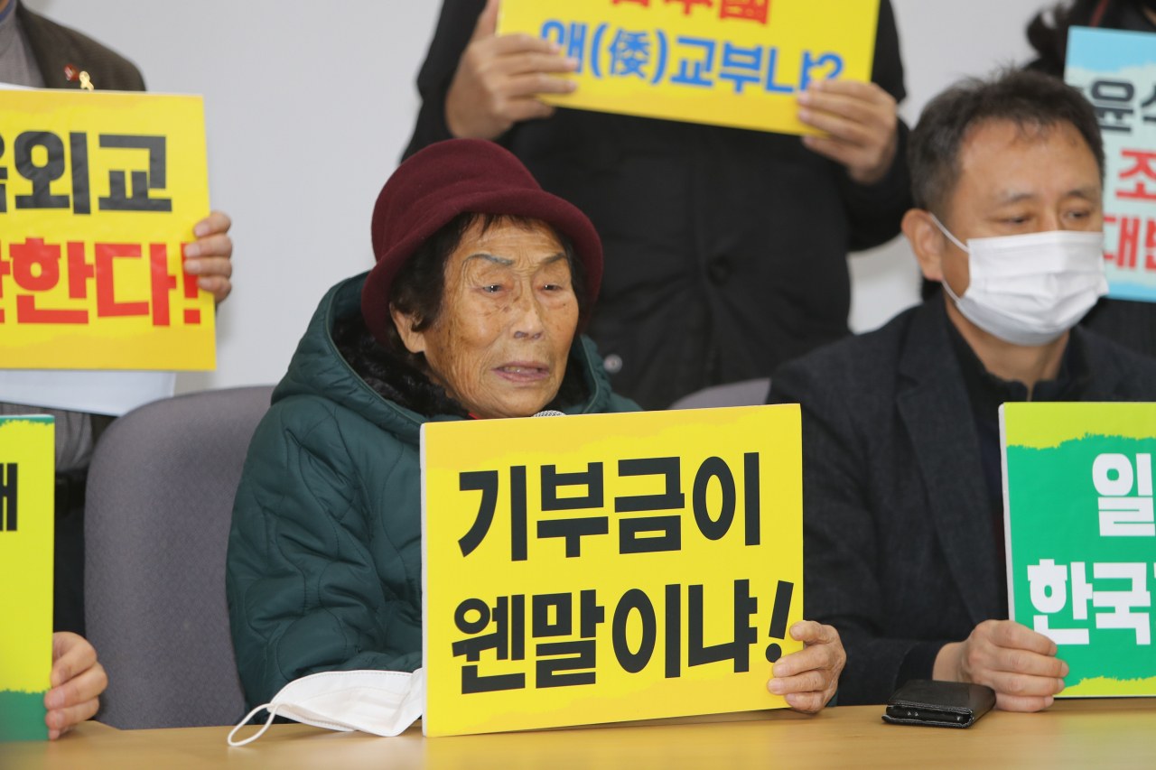 지난달 26일 광주 서구 광주광역시의회 시민 소통실에서 강제 동원 피해자인 양금덕 할머니와 일제 강제 동원시민모임, 소송대리인 등이 기자회견을 열고 강제 동원 문제에 대한 한국 정부의 유력안에 대해 반대하고 있다. [연합]