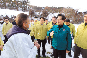 정황근(오른쪽 세 번째) 농림축산식품부 장관이 26일 전북 정읍 폭설 피해 현장을 방문해 농업인과 대화하고 있다. [농림축산식품부 제공]