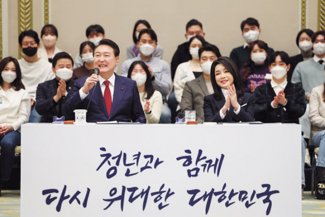 윤석열 대통령이 지난 20일 청와대 영빈관에서 열린 청년 200여명과의 노동·교육·연금 등 3대 분야 개혁 간담회에서 발언하고 있다. [연합]
