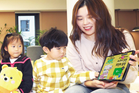 LG유플러스는 키즈 전용 OTT ‘아이들나라’를 구독하면 50만원 상당의 다이슨 헤어 드라이기, 보드게임, 네이버 포인트 등을 증정하는 구독 이벤트를 다음달까지 진행한다. 사진은 아이들나라 구독 이벤트를 소개하는 LG유플러스 모델의 모습. [LG유플러스 제공]