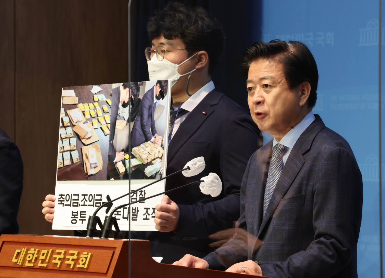 노웅래 더불어민주당 의원이 14일 국회 소통관에서 기자회견을 열고 검찰이 ‘짜맞추기 수사‘를 진행중이라고 주장했다. [연합]
