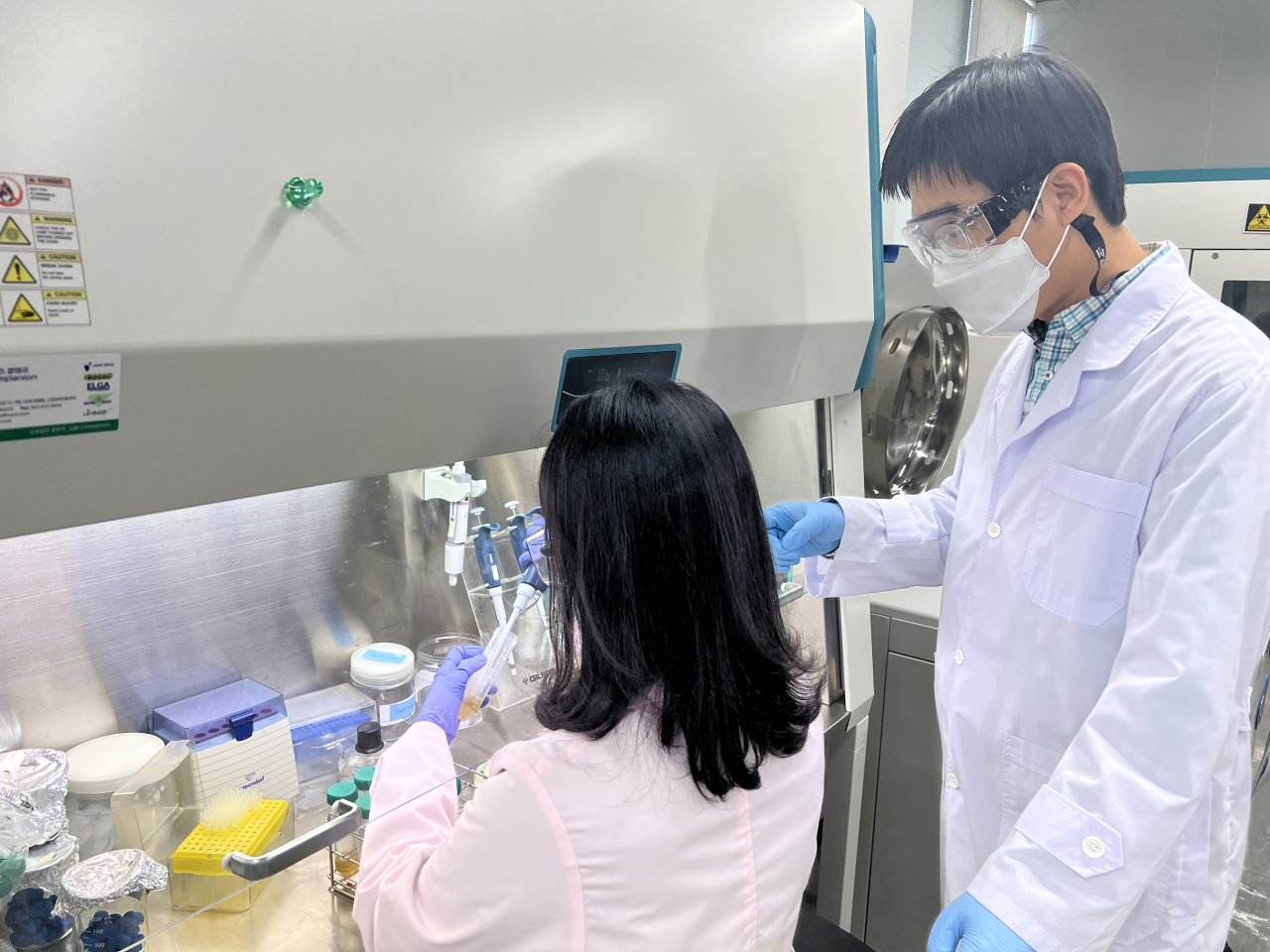 에너지연 연구진이 신규 유용미생물 성능 평가실험을 하고 있다.[한국에너지기술연구원 제공]