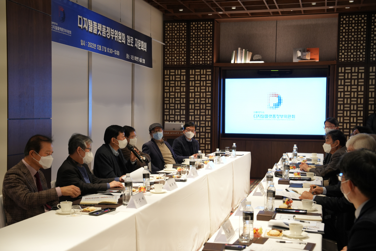대통령 직속 디지털플랫폼정부위원회 27일 안문석 전 전자정부특별위원회 위원장 등 정보통신기술(ICT) 분야 원로 13인을 자문위원으로 위촉하고 첫 회의를 가졌다.